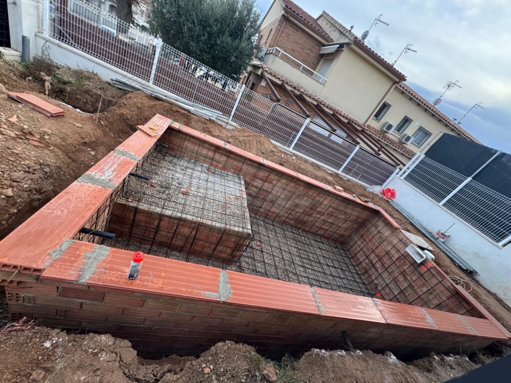 proyectos piscinas Tarragona construcción de piscina de obra en proceso
