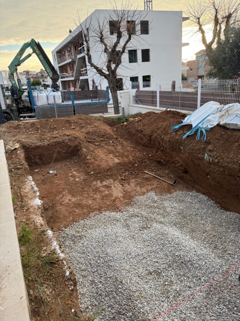 proyectos piscinas Tarragona construcción de piscina de obra en proceso