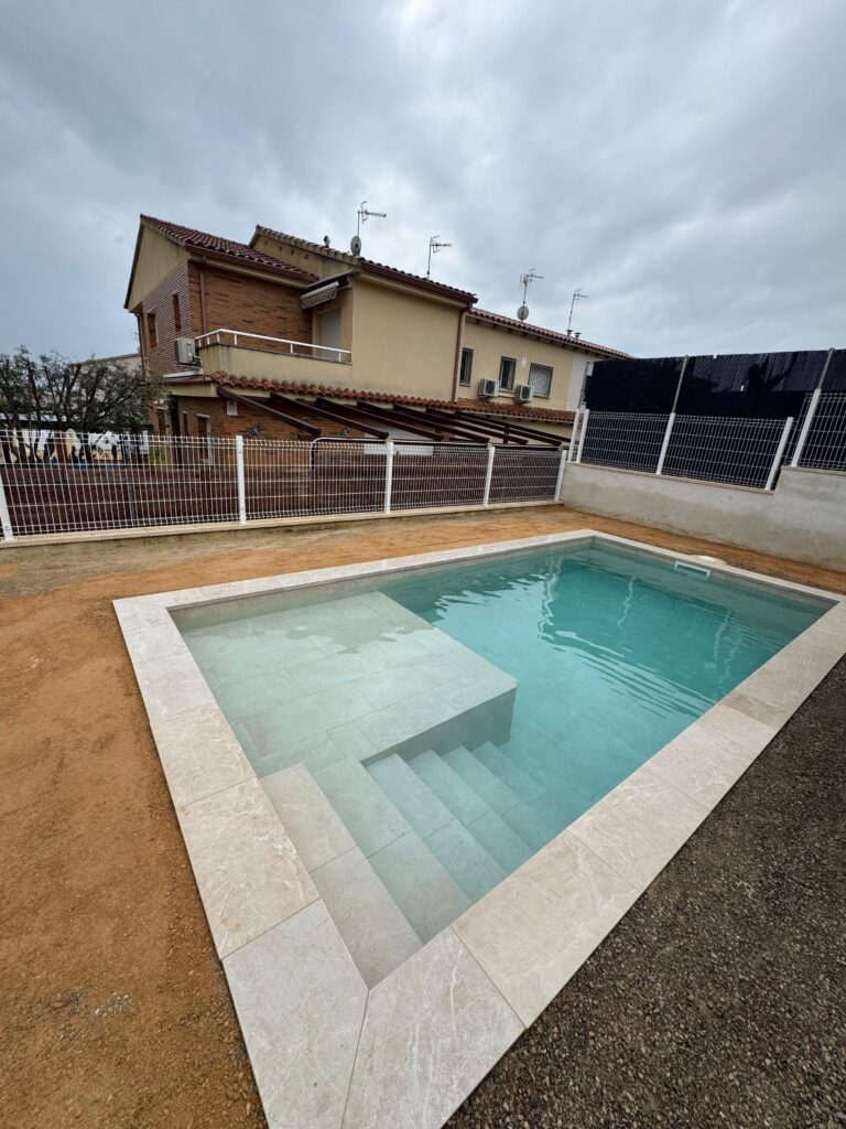 proyectos piscinas Tarragona con piscina construida de obra moderna