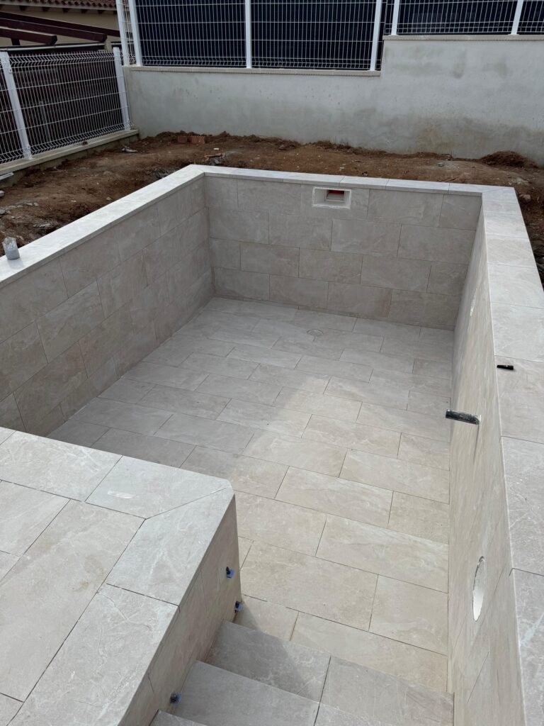 proyectos piscinas Tarragona construcción de piscina de obra en proceso