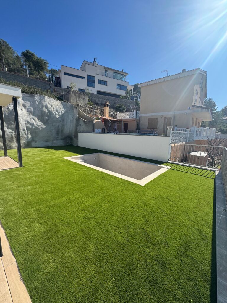 reforma de bordes de piscina en Tarragona coronación y acabado de piscina moderna