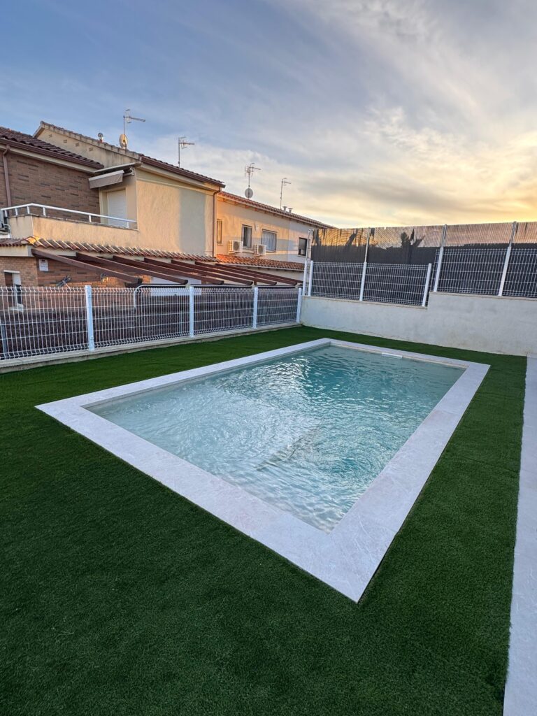 proyectos piscinas Tarragona con piscina construida de obra moderna