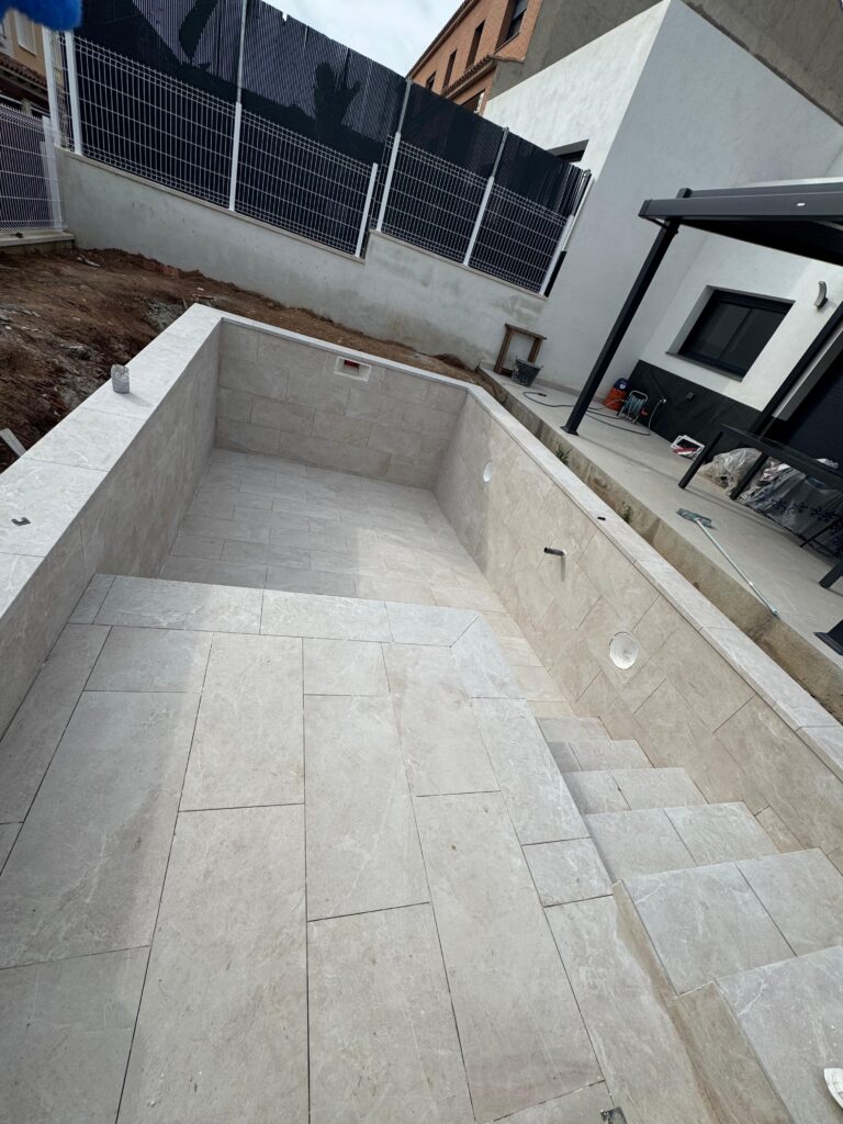 proyectos piscinas Tarragona construcción de piscina de obra en proceso